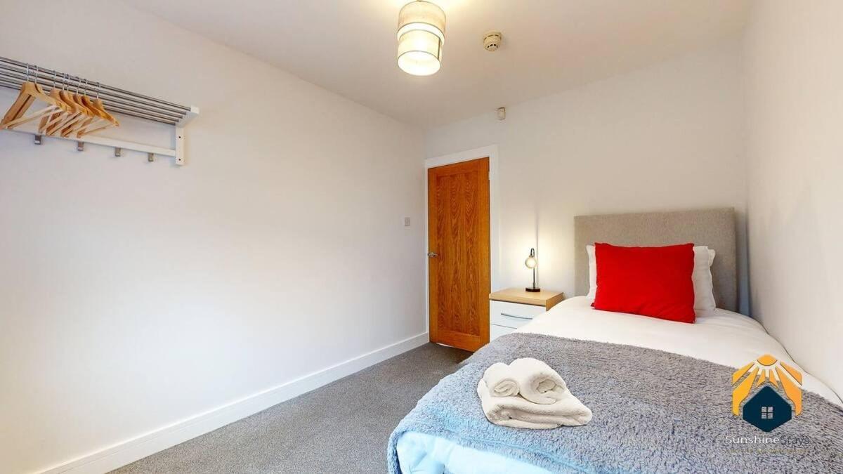 4 Bed Apartment- With Cosy Pub - Food/Drink 10%Off Pontypool Exteriér fotografie