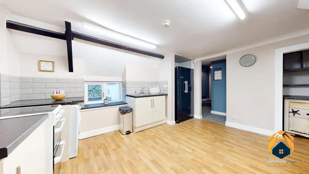 4 Bed Apartment- With Cosy Pub - Food/Drink 10%Off Pontypool Exteriér fotografie