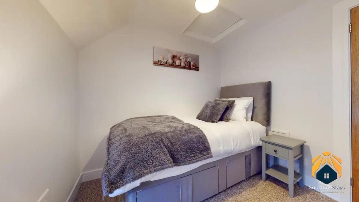 4 Bed Apartment- With Cosy Pub - Food/Drink 10%Off Pontypool Exteriér fotografie