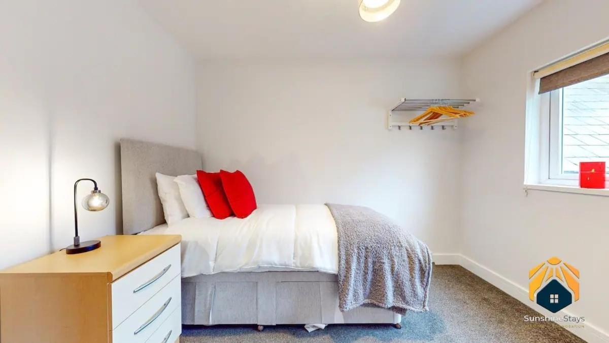 4 Bed Apartment- With Cosy Pub - Food/Drink 10%Off Pontypool Exteriér fotografie